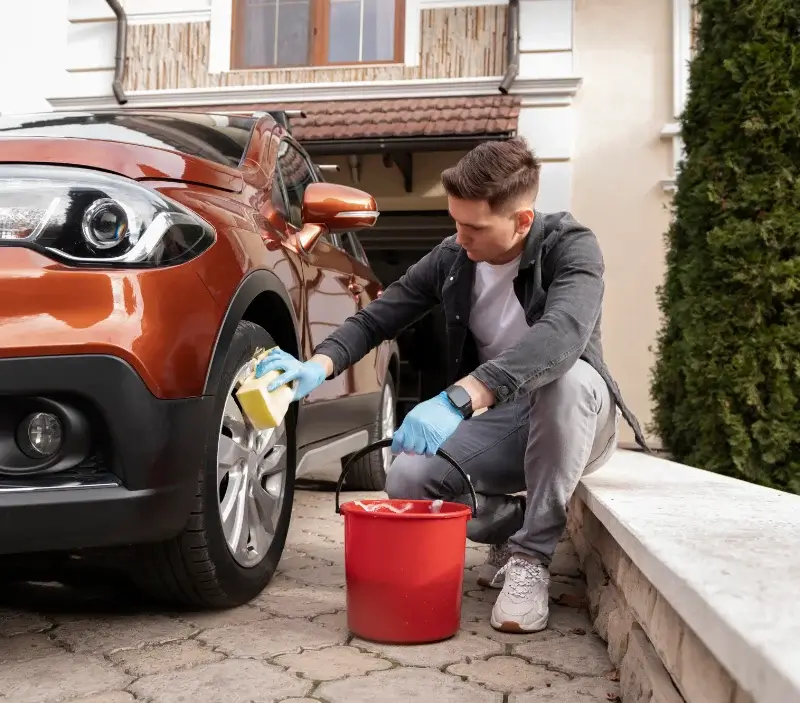 Lavage auto à domicile Saint-Palais-sur-Mer : professionnel intervenant sur un véhicule
